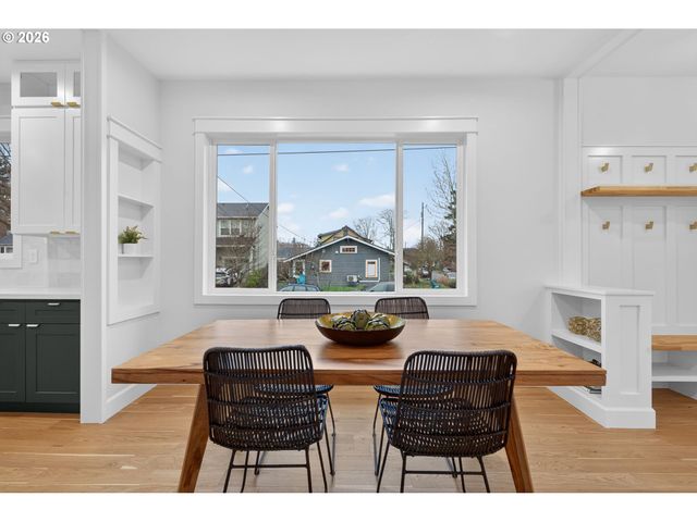 702 Ne ROSA PARKS Way, Portland, OR 97211