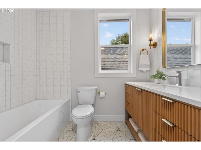 702 Ne ROSA PARKS Way, Portland, OR 97211