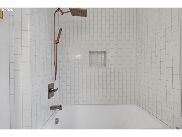 702 Ne ROSA PARKS Way, Portland, OR 97211