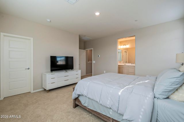 1825 E HAMPTON Lane 111, Gilbert, AZ 85295