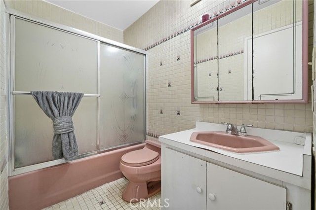 1067 N Wilton, Los Angeles, CA 90038