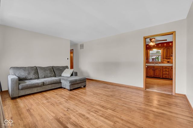 1027 E Logan Street, Brownsburg, IN 46112