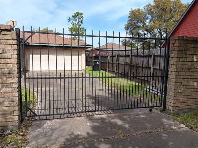 12614 Hunting Briar Drive, Houston, TX 77099