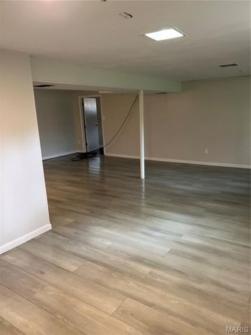 5144 Wallingford Drive, St Louis, MO 63121