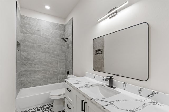 5845 Black Pine Circle, Granbury, TX 76048