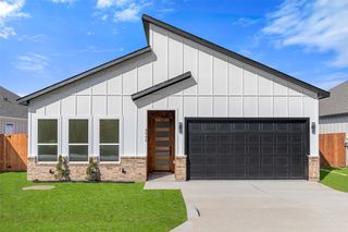 5845 Black Pine Circle, Granbury, TX 76048