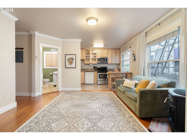 1104 Sw COLUMBIA St 203, Portland, OR 97201