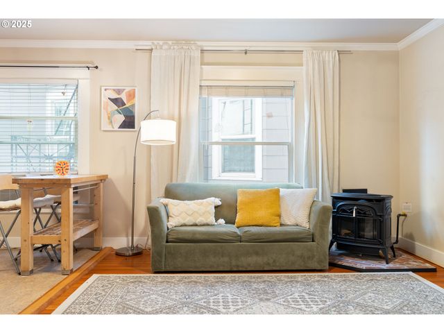 1104 Sw COLUMBIA St 203, Portland, OR 97201