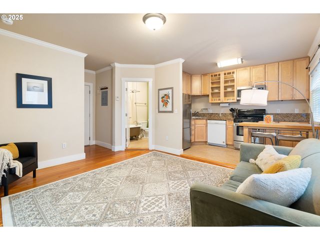 1104 Sw COLUMBIA St 203, Portland, OR 97201