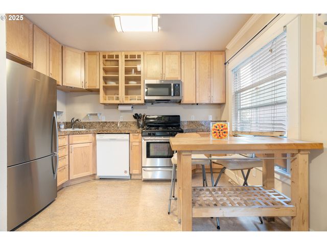 1104 Sw COLUMBIA St 203, Portland, OR 97201