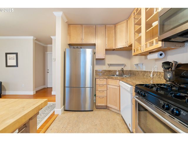 1104 Sw COLUMBIA St 203, Portland, OR 97201