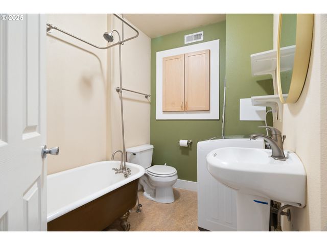 1104 Sw COLUMBIA St 203, Portland, OR 97201