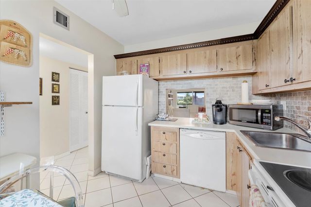 3900 NW 76th Avenue 307, Sunrise, FL 33351