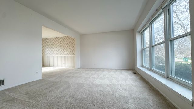 28 Montgomery Lane, Vernon Hills, IL 60061