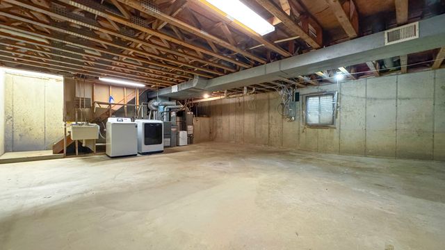 28 Montgomery Lane, Vernon Hills, IL 60061