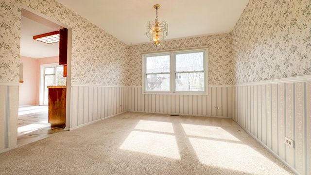 28 Montgomery Lane, Vernon Hills, IL 60061