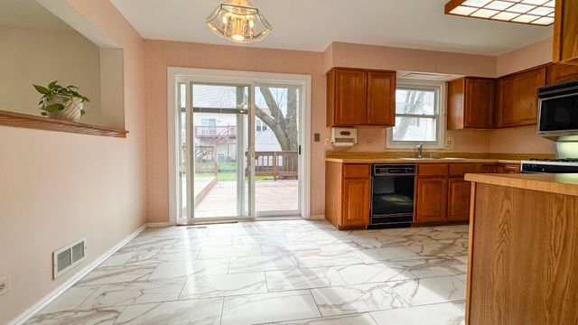 28 Montgomery Lane, Vernon Hills, IL 60061