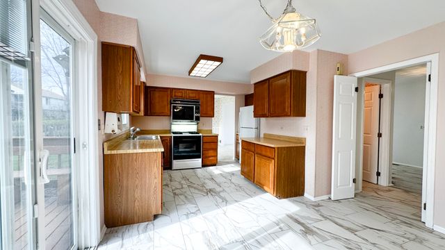 28 Montgomery Lane, Vernon Hills, IL 60061