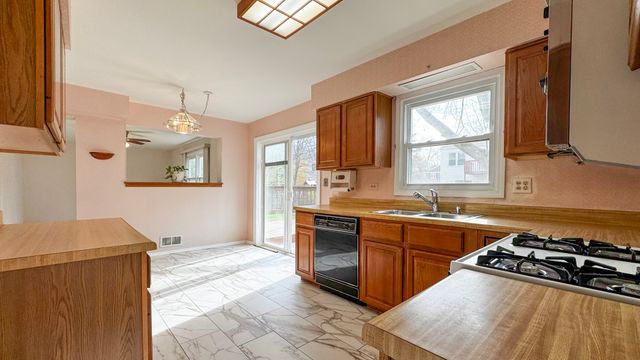 28 Montgomery Lane, Vernon Hills, IL 60061