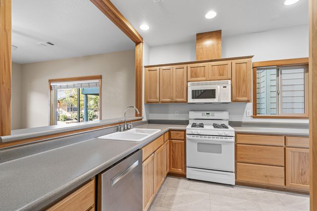 5 Logan Way, Talent, OR 97540