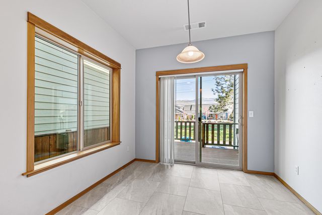 5 Logan Way, Talent, OR 97540