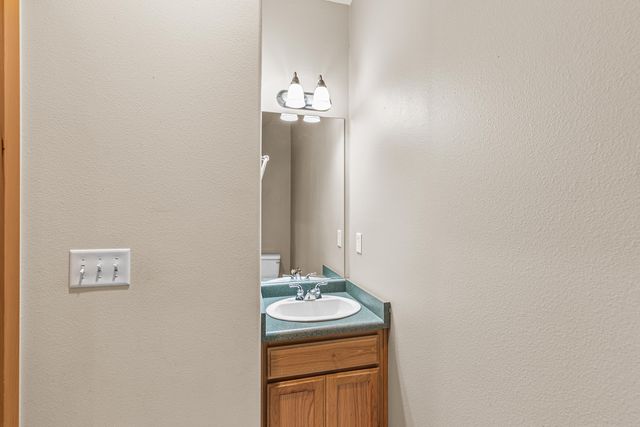 5 Logan Way, Talent, OR 97540