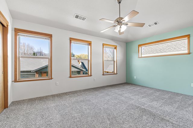 5 Logan Way, Talent, OR 97540