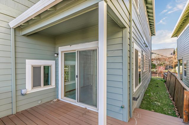 5 Logan Way, Talent, OR 97540