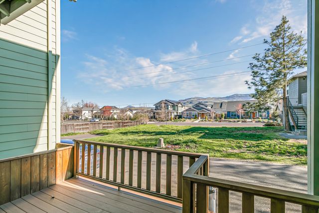 5 Logan Way, Talent, OR 97540