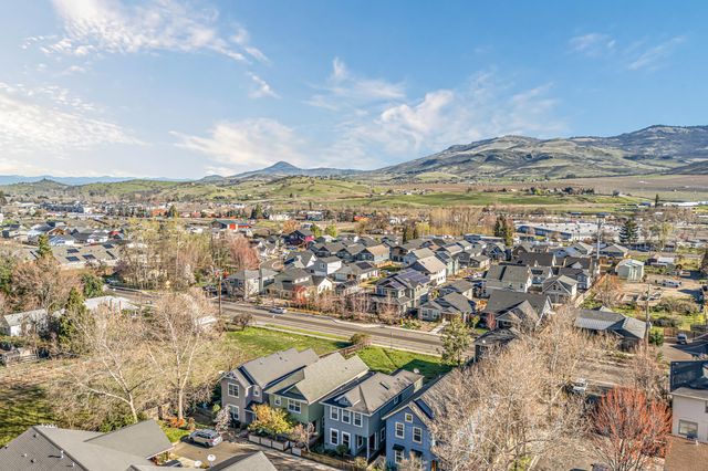 5 Logan Way, Talent, OR 97540