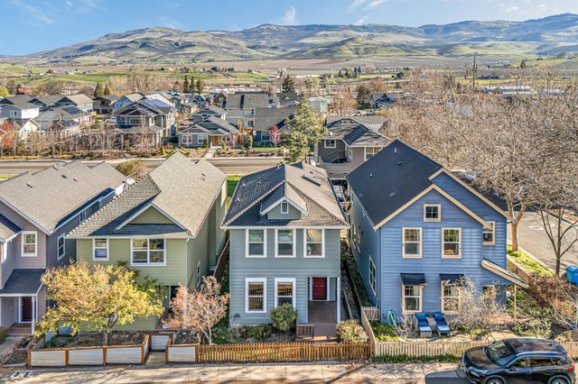 5 Logan Way, Talent, OR 97540