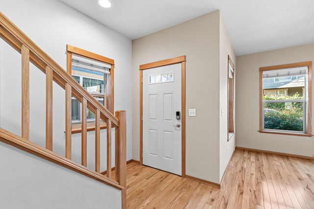 5 Logan Way, Talent, OR 97540