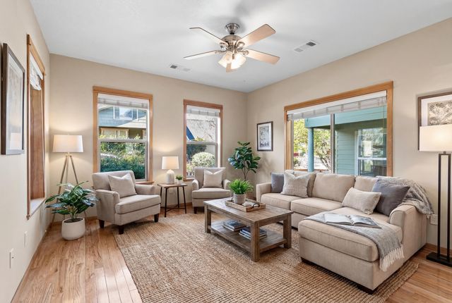 5 Logan Way, Talent, OR 97540