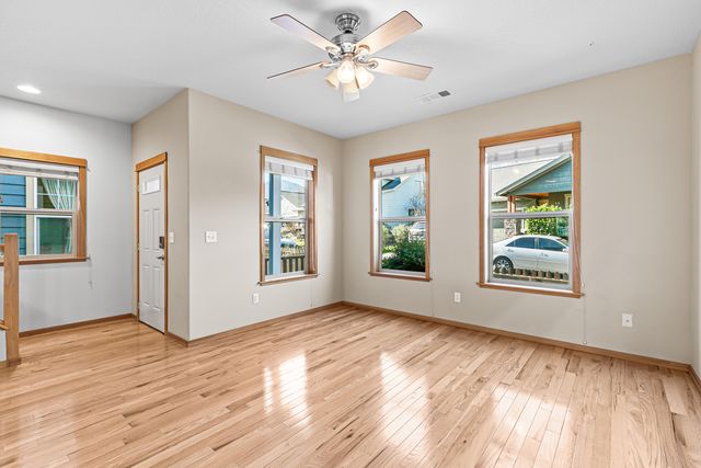 5 Logan Way, Talent, OR 97540