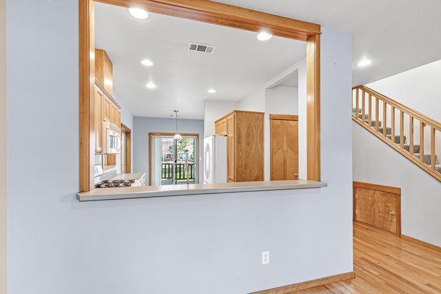 5 Logan Way, Talent, OR 97540