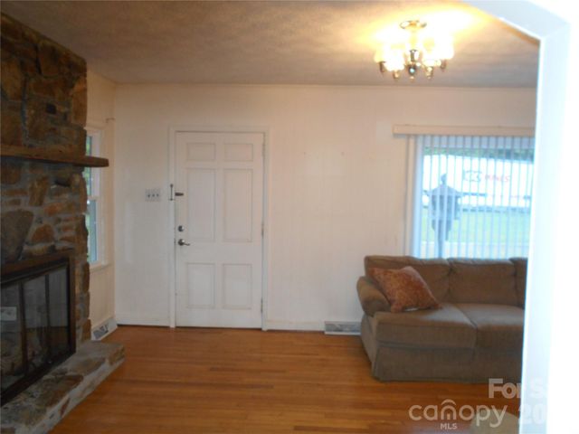 18 Herron Street, Black Mountain, NC 28711