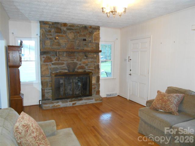 18 Herron Street, Black Mountain, NC 28711