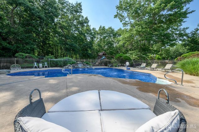 9 Country Road, Jackson, NJ 08527