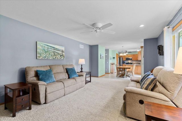 1514 Ravine Forest DRIVE, West Bend, WI 53090