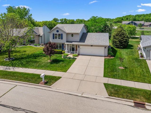1514 Ravine Forest DRIVE, West Bend, WI 53090