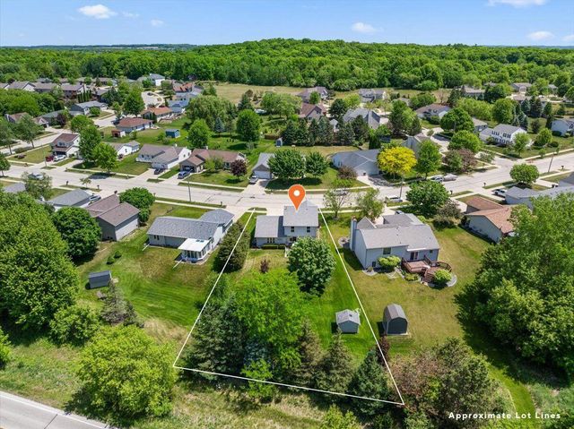 1514 Ravine Forest DRIVE, West Bend, WI 53090