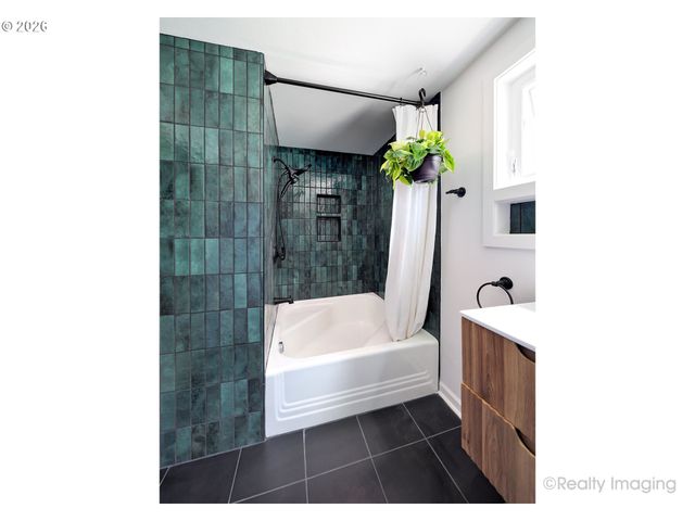 7811 Ne PRESCOTT St, Portland, OR 97218