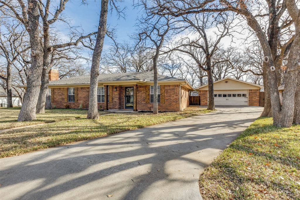 3205 S Lipsey Street, Decatur, TX 76234