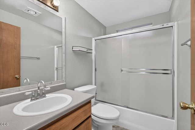 100 Brierwood Drive, Talent, OR 97540