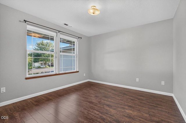 100 Brierwood Drive, Talent, OR 97540