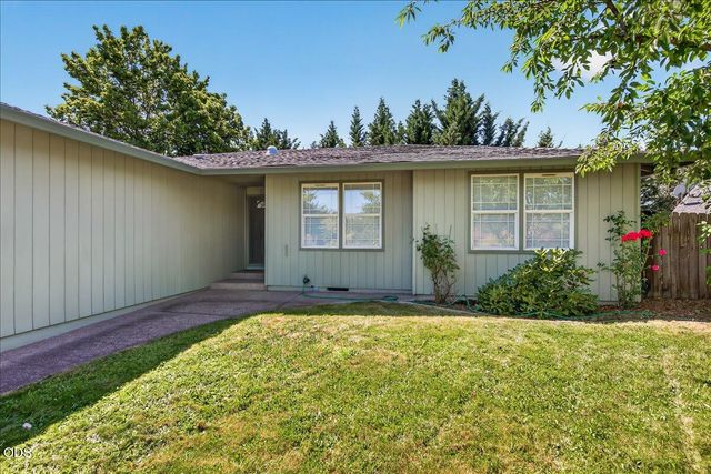 100 Brierwood Drive, Talent, OR 97540