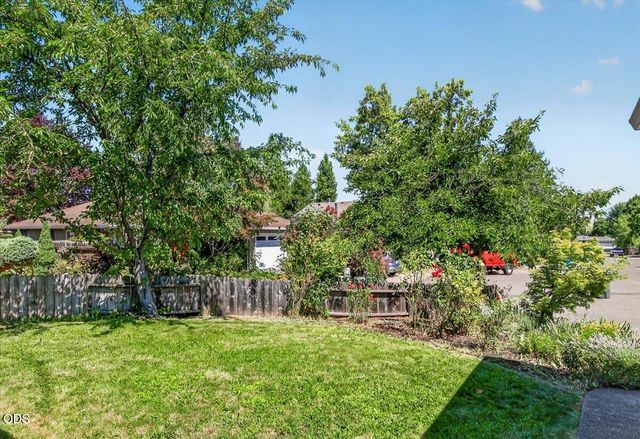 100 Brierwood Drive, Talent, OR 97540