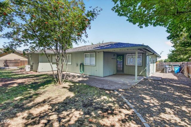 100 Brierwood Drive, Talent, OR 97540