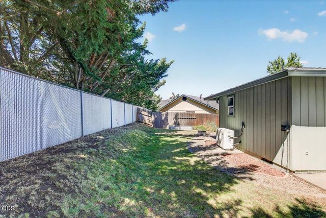 100 Brierwood Drive, Talent, OR 97540