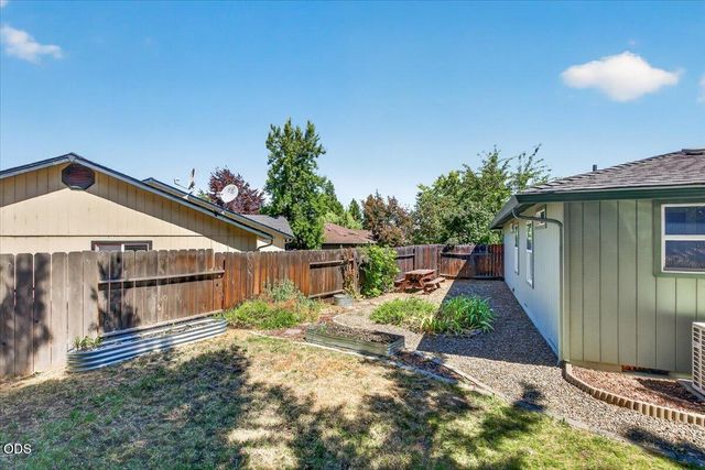 100 Brierwood Drive, Talent, OR 97540